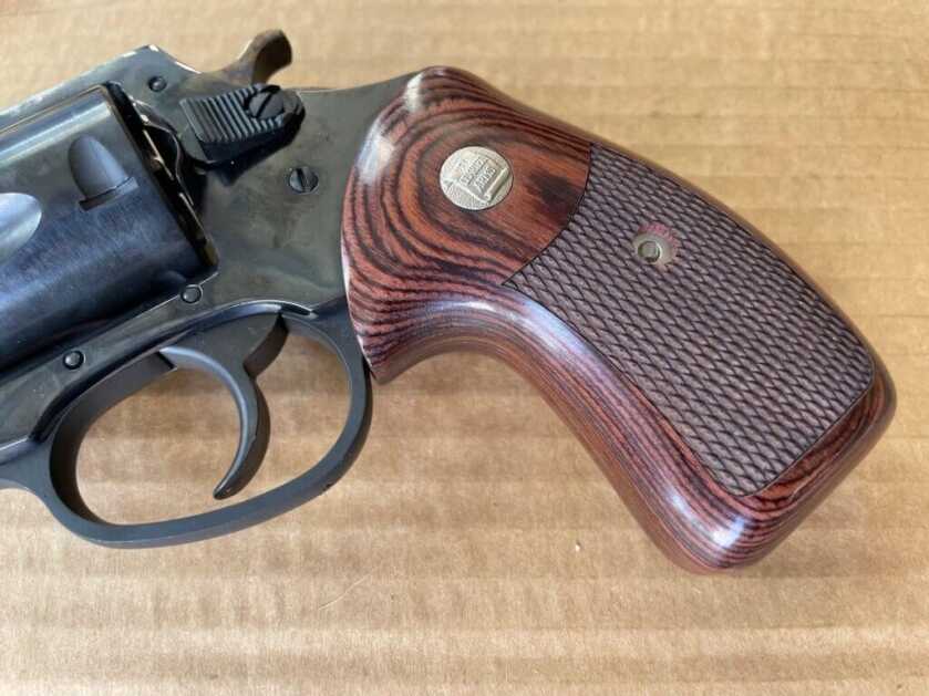 checkered wood grip of bulldog classic from charter arms