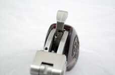 The bar on the front of the hammer moves up and down between the two barrels and is a visual indicator of which barrel will fire next.