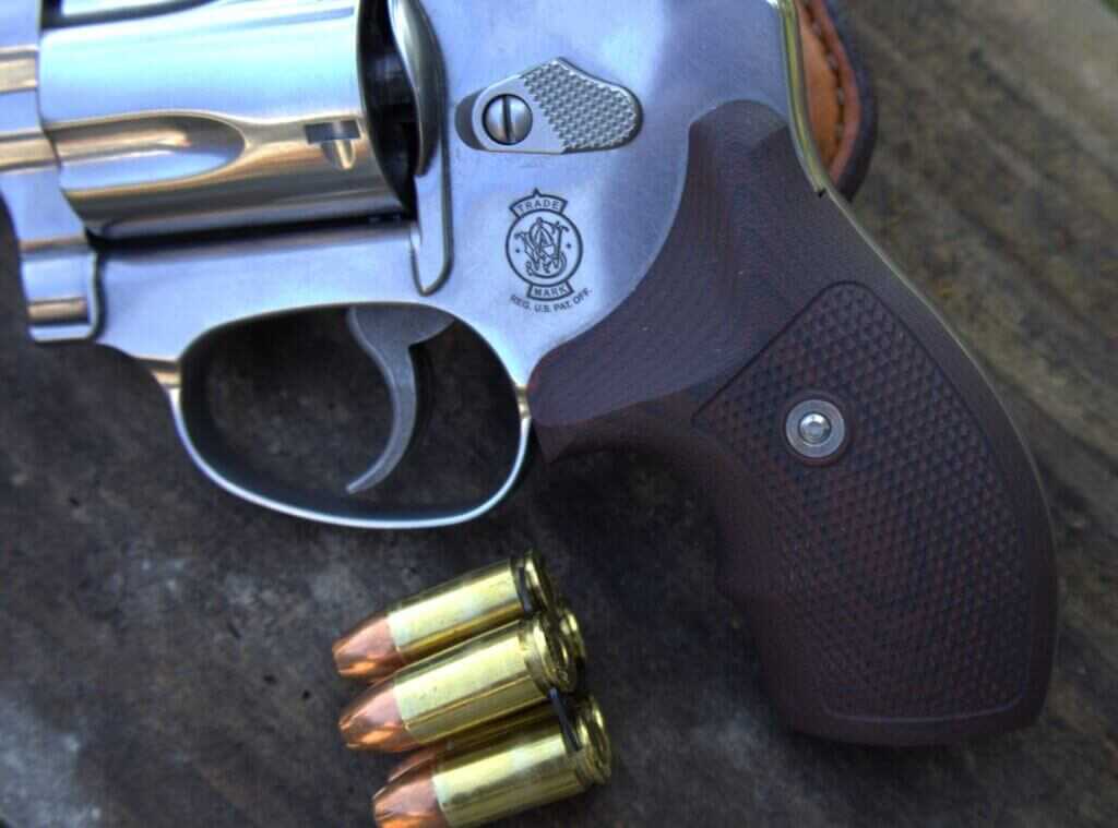 VZ Black Cherry Diamond grips installed on S&W 940 9mm revolver