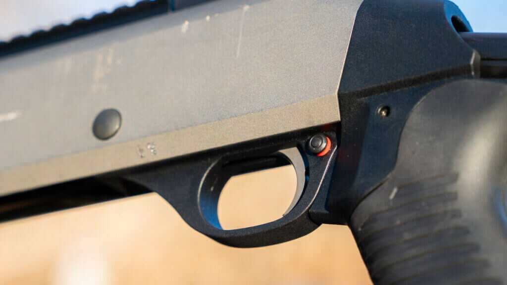 Benelli M4 EXT safety