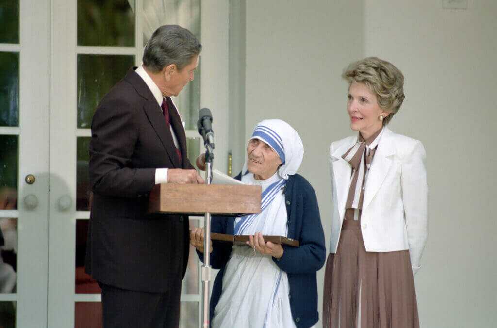 Mother Teresa receives the Medal of Freedom from President Ronald Reagan in the White House Rose Garden