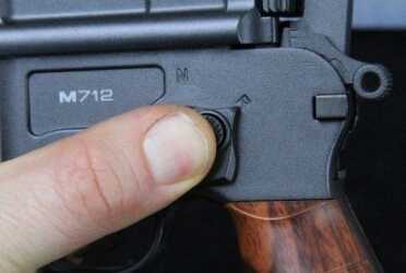 This is the full auto switch. In automatic mode the magazine empties in less than 2 seconds and is a lot of fun. 