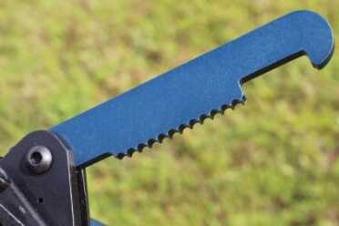 The arms are serrated. 