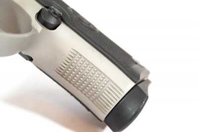 Both front and rear grip surfaces use this checkering pattern. 