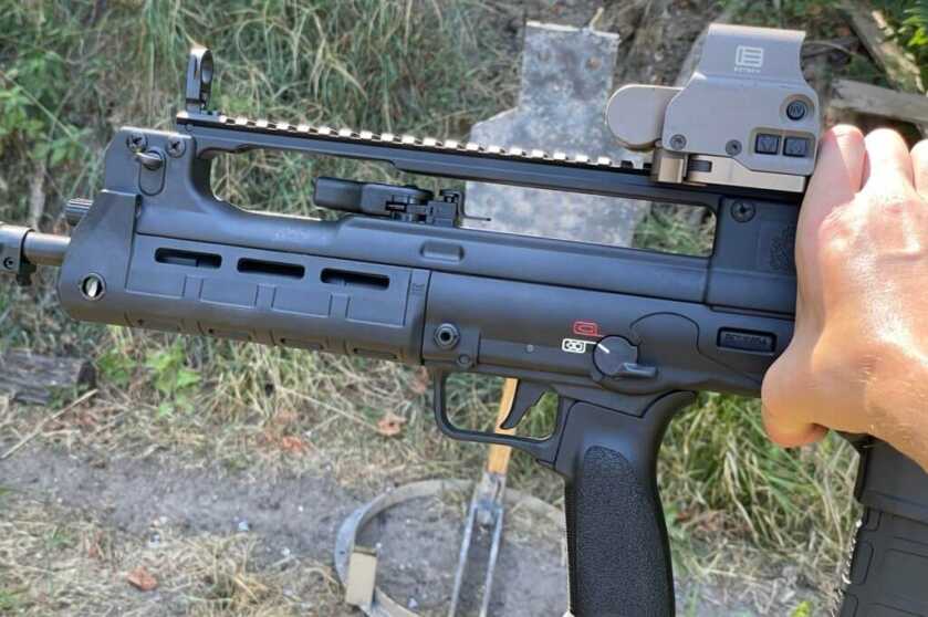 M-LOK Handguard and space between the upper Picatinny rail and the charging handle to place your thumb for a solid grip
