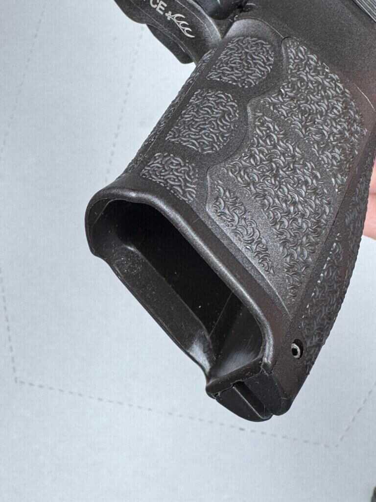 Magazine well on HK handgun