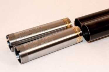 Browning Citori 725 Feather—Gun Review Note the long choke tubes with brass allow sealing rings to prevent gas and residue from getting between the tubes and barrel.