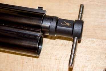 Browning Citori 725 Feather—Gun Review The factory-included Invector DS chokes are flush with the ends of the barrel. If you want longer chokes, optional extended versions are available from Browning.