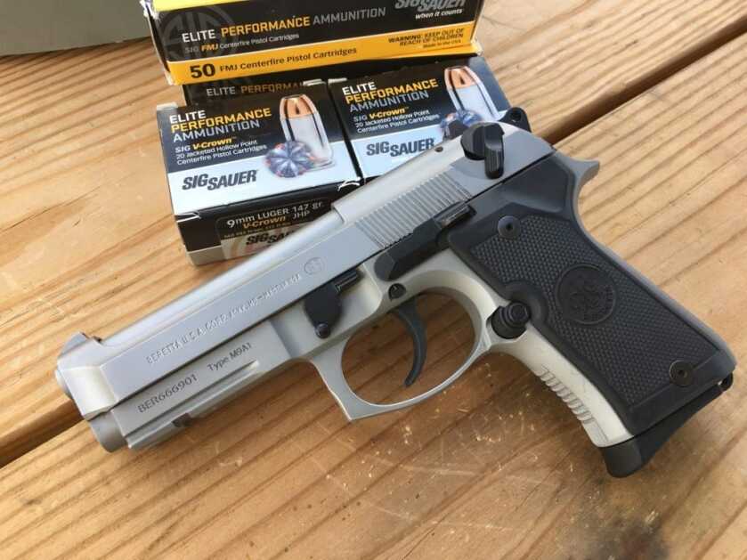 The important controls are either on both sides like the safety / decocker or easily switchable like the magazine release.
