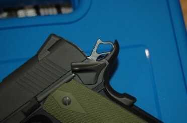 This 1911 comes with quality features such as a commander hammer, upswept beavertail safety, and dovetail sights