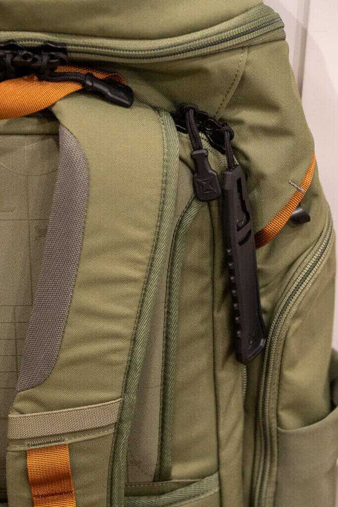 Vertx Gamut 32L Rapid Access Pull Tab close-up on CCW zipper for fast draw