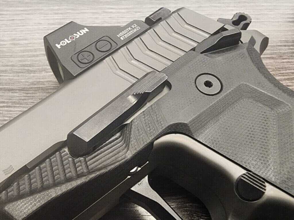 holosun holographic sight on rifle close up