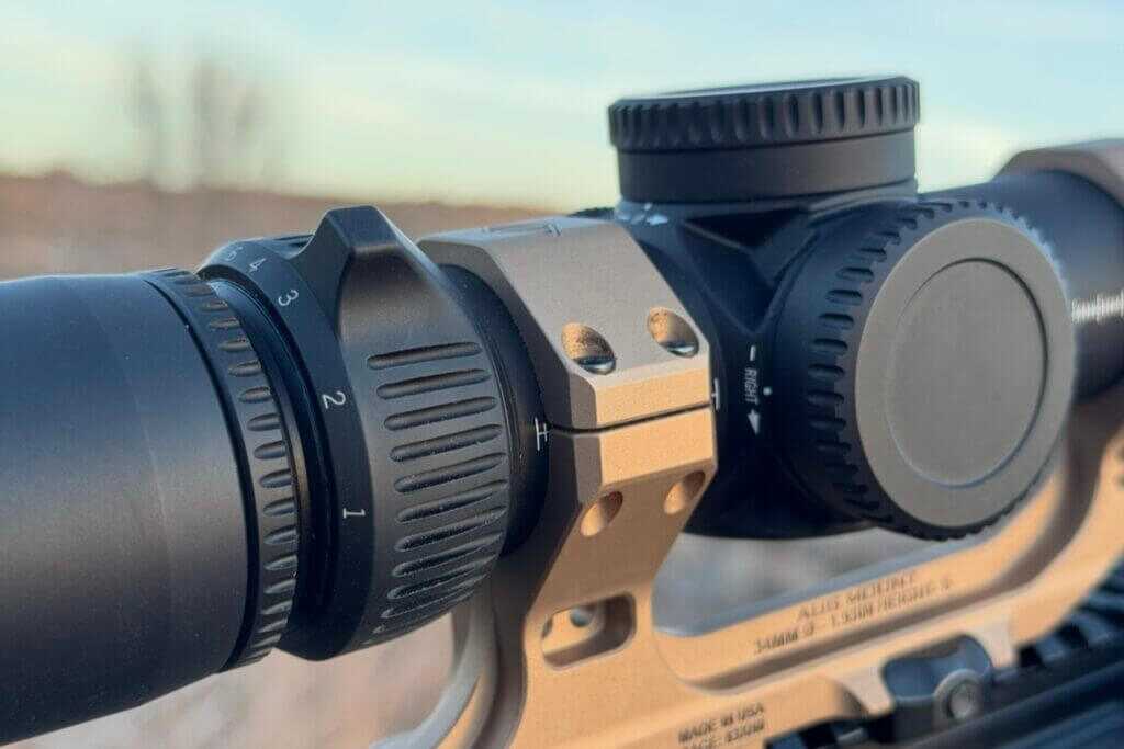 Low profile integrated throw lever on AMG 1-10x24 for fast magnification changes