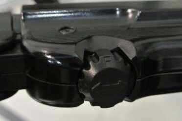 WWII German MP40 in 9mm - SHOT Show 2015 The added safety.