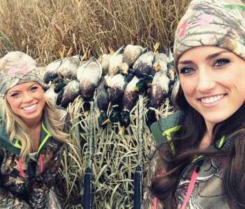 Top 5 Hottest Pro-Gun Women Avid hunters Taylor Altom and Kendall Jones. (Photo: Facebook)