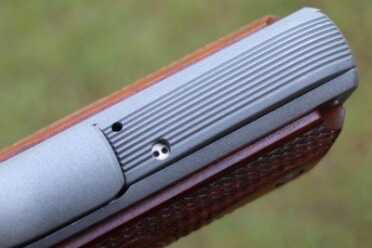 The arched mainspring housing has straight serrations. 