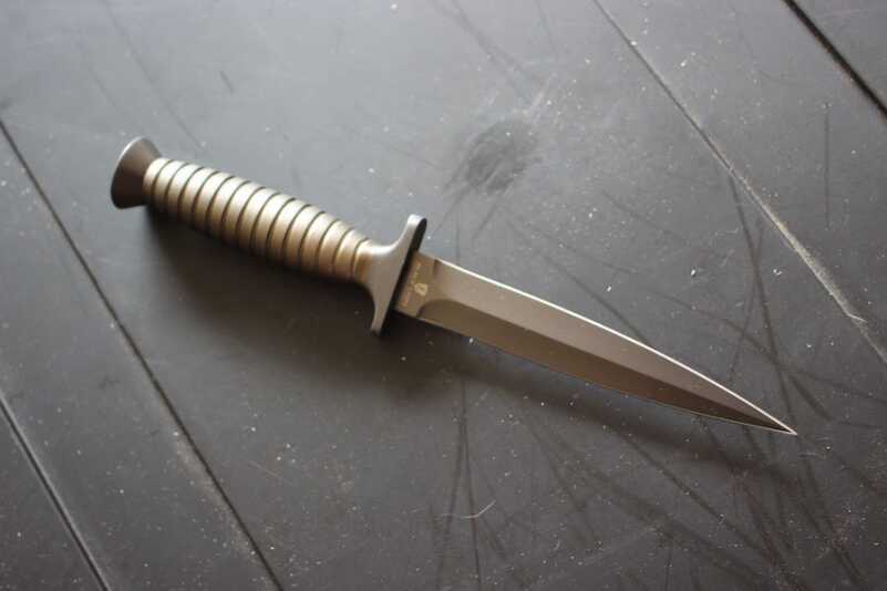 This Browning made pig-sticker is a modern copy of the Fairbairn Sykes. 