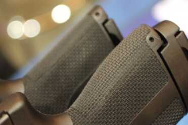 The interchangeable back straps are executed flawlessly, and look good.