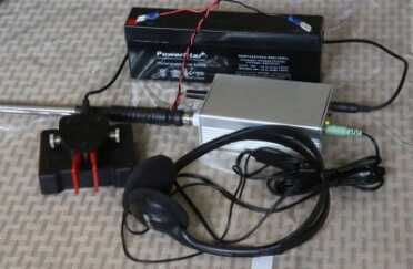 Of all the cheap CW QRP radios on Ebay, the best buy is the Rock Mite in this assembled kit. If you are a hobby solder expert, by all means get the 10 watt radios if you want, but for expedience this is a great radio. This is the red Iambic keyer with it. The Rock Mite recognizes the stereo cable so you can send dits from the left and dahs from the right. There are also programmable auto-codes built into the PIC programming.