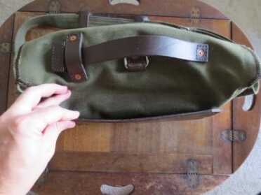 You can see that outer pocket created by the leather pad. I put my notepad in there. 