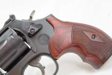 The Altamont Rosewood checkered grips look fantastic on this revolver. 