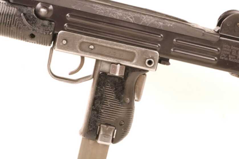 Alberto Bravo’s Uzi: The Black Widow’s Prey Alberto Bravo’s Uzi: The Black Widow’s Prey