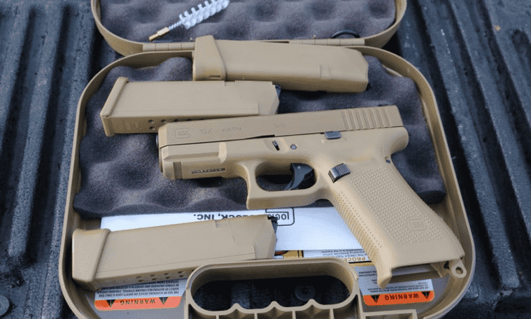 Clay: 5 Reasons to Carry the Glock 19 Clay: 5 Reasons to Carry the Glock 19