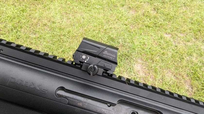 Fastfire 4 Red Dot in front of grass