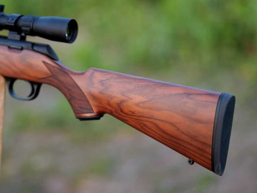 Profile of the butt stock with highly figured walnut wood grain.