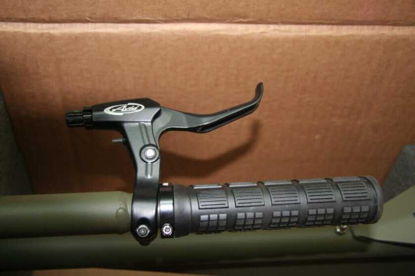 Removable throttle grip and trigger on PPF Wood Duck mud motor tiller