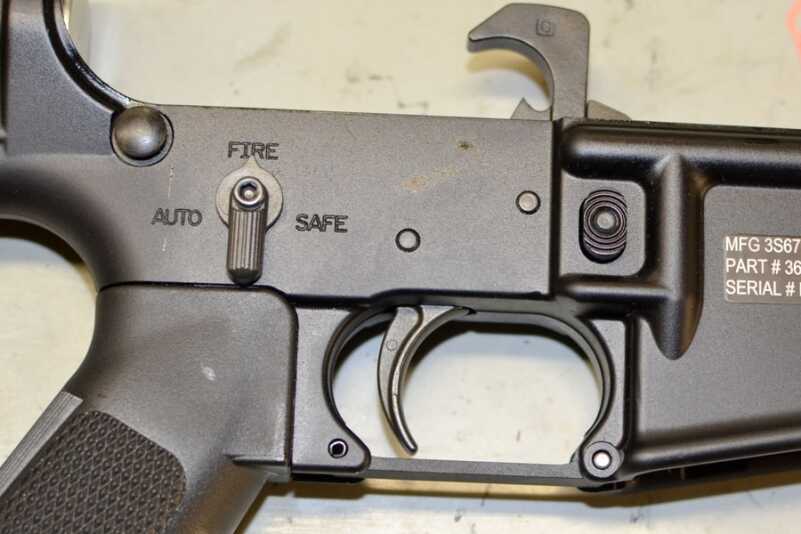 Receiver is marked auto, fire and safe sadly it will not turn to the fun position 