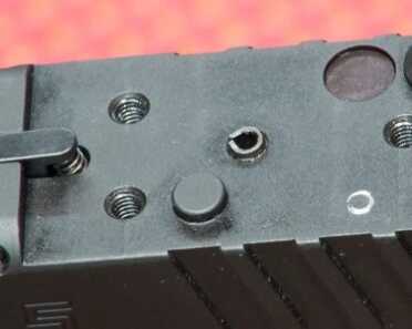 First Look! Springfield Armory XDM Optical Sight 9mm Pistol (OSP). Full Review. The cover plate protects fine machine threads and the somewhat delicate spring of the loaded chamber indicator.