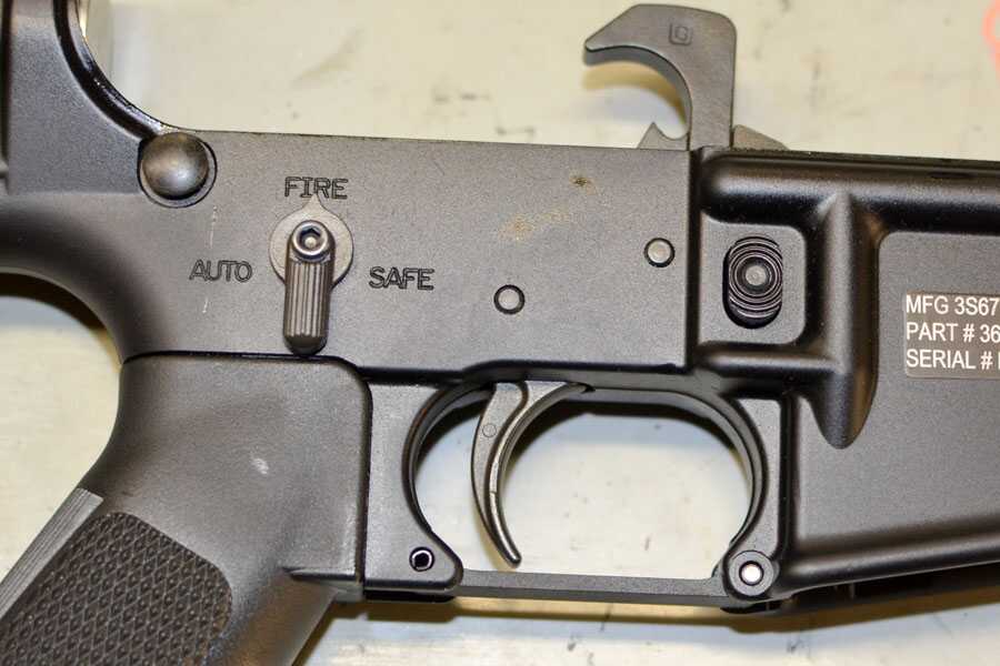 Receiver is marked auto, fire and safe sadly it will not turn to the fun position