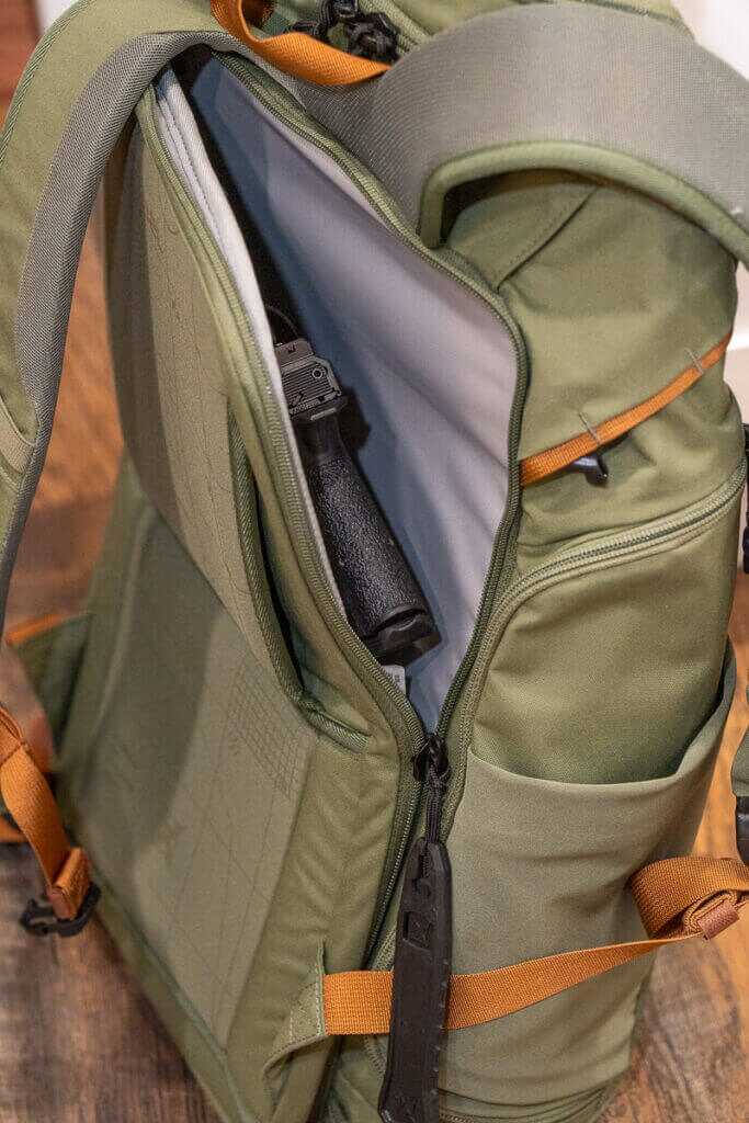 Vertx Gamut 32L back panel and straps, exterior view