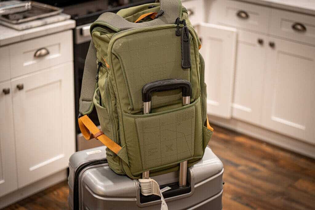 Vertx Gamut 32L vertical luggage passthrough for roller handle