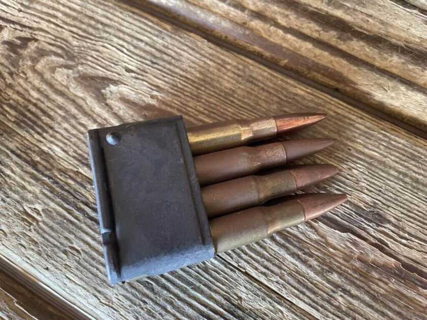 Eight round en bloc clip for the M1 Garand with .30-06 cartridges