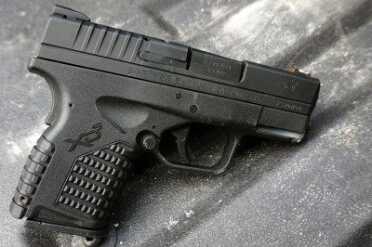 The XDs has an external extractor. There's not enough room inside the slide for an internal one.