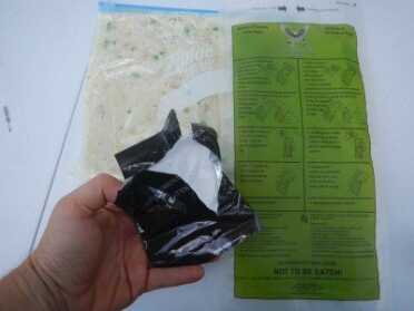 It works very simply. Open the green bag. Take out the chemical heater pack, put it back in the bag, put your food to be heated. We put the Wise dried ingredients with the measured water into a Zip-Lock, then added the water, then stuffed in the food.