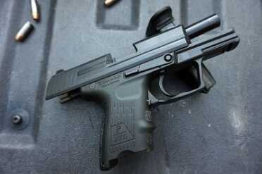 The short recoil, locked breech P2000sk has a vertically tilting barrel.