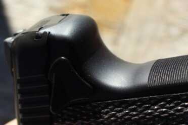 While it doesn't have a true beavertail, it does have a beavertail-like back end to prevent slide bite.