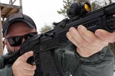 The railed sight tube allows for a low, forward placement of the optic.