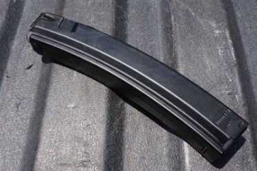 30 round steel mags. The gun ships with 3 of them.