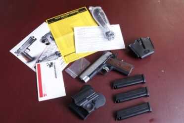 New Gun Review: EMP 4” Lightweight Champion What's in the box.