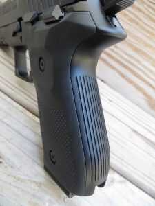 The back- and frontstraps of the pistol feature grooves to enhance gripping and handling characteristics. 