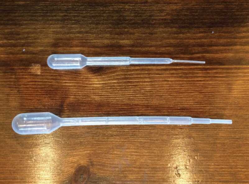 The kit includes two pipets: one smaller and one larger. I used the larger one for solvent and the smaller for oil. 