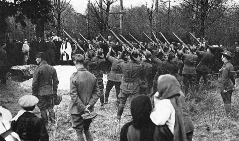 The Death of a Legend: Baron Manfred von Richthofen & the Vickers that may have killed him. The Death of a Legend: Baron Manfred von Richthofen & the Vickers that may have killed him.