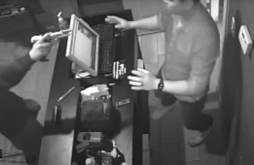 WATCH: Idiot Tries to Rob Car Spa with Slide Locked Back WATCH: Idiot Tries to Rob Car Spa with Slide Locked Back