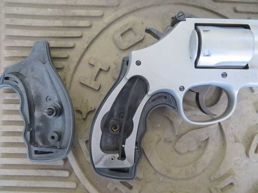 S&W handgun uses a flat main spring.