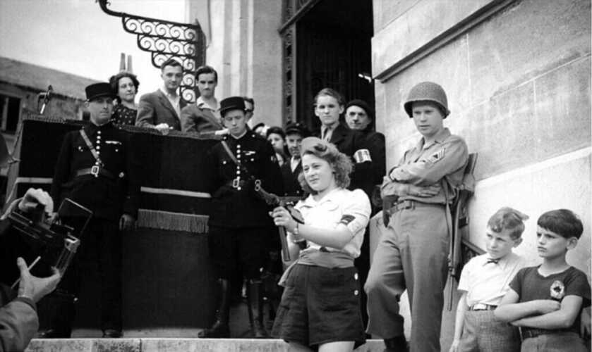Simone Segouin psoing with a gun