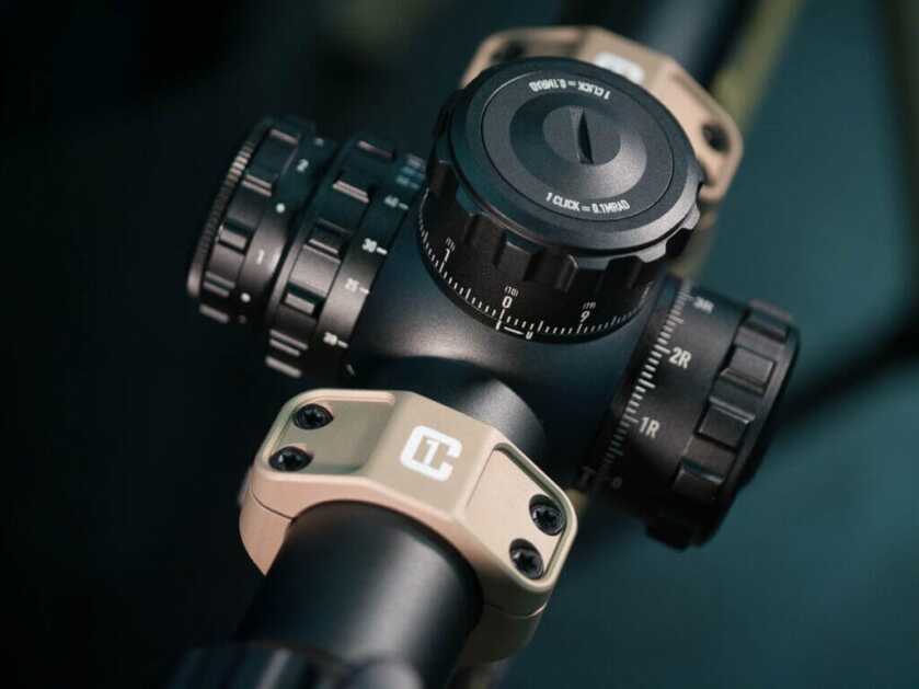 Close up view of the three control knobs on the scope looking down from above.